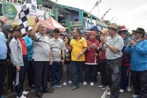 Bupati Kuningan saat melepas gerak jalan santai HAB ke 74